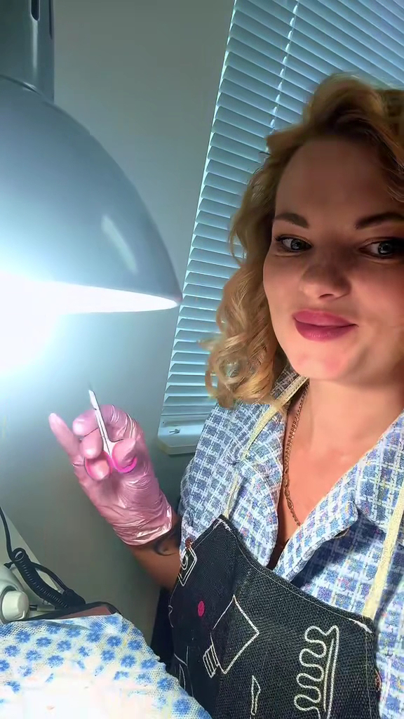Anna aan het werk in haar nagelstudio