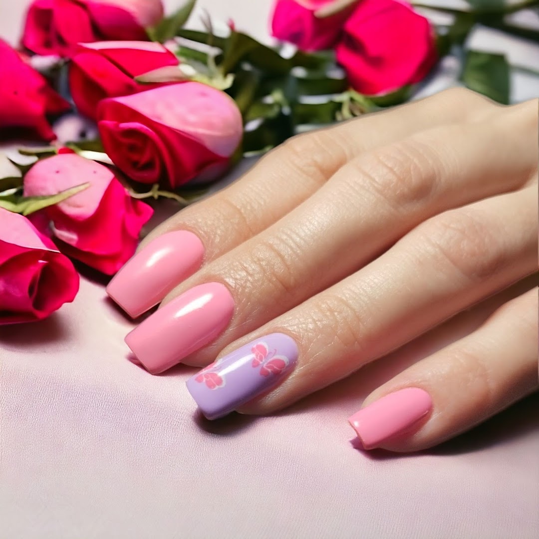 Roze nagels met bloemdetail