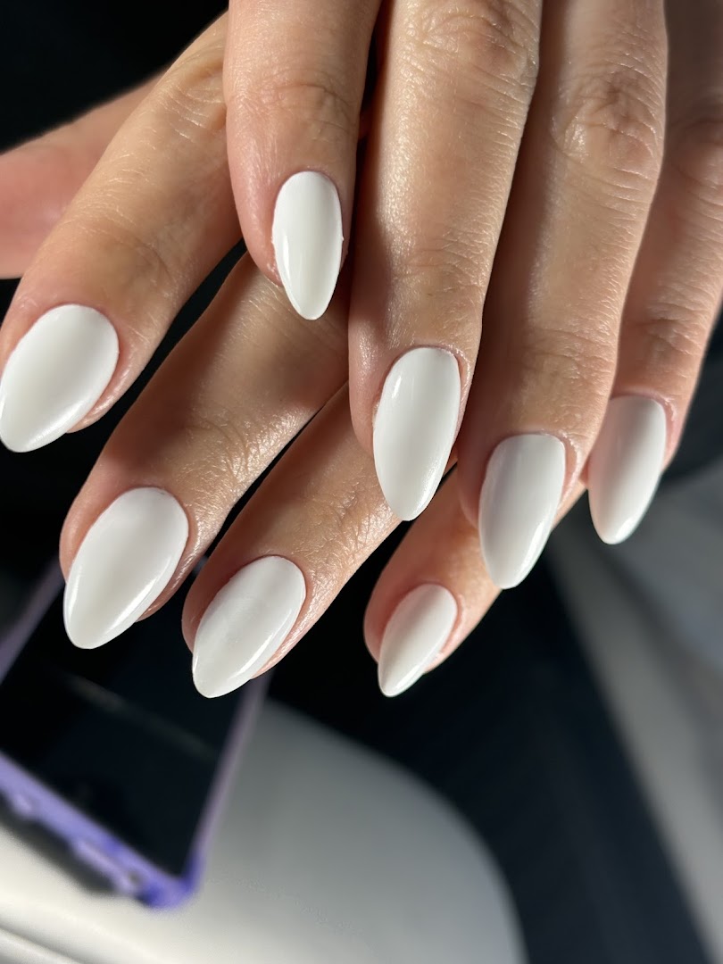 Strak witte almond nagels